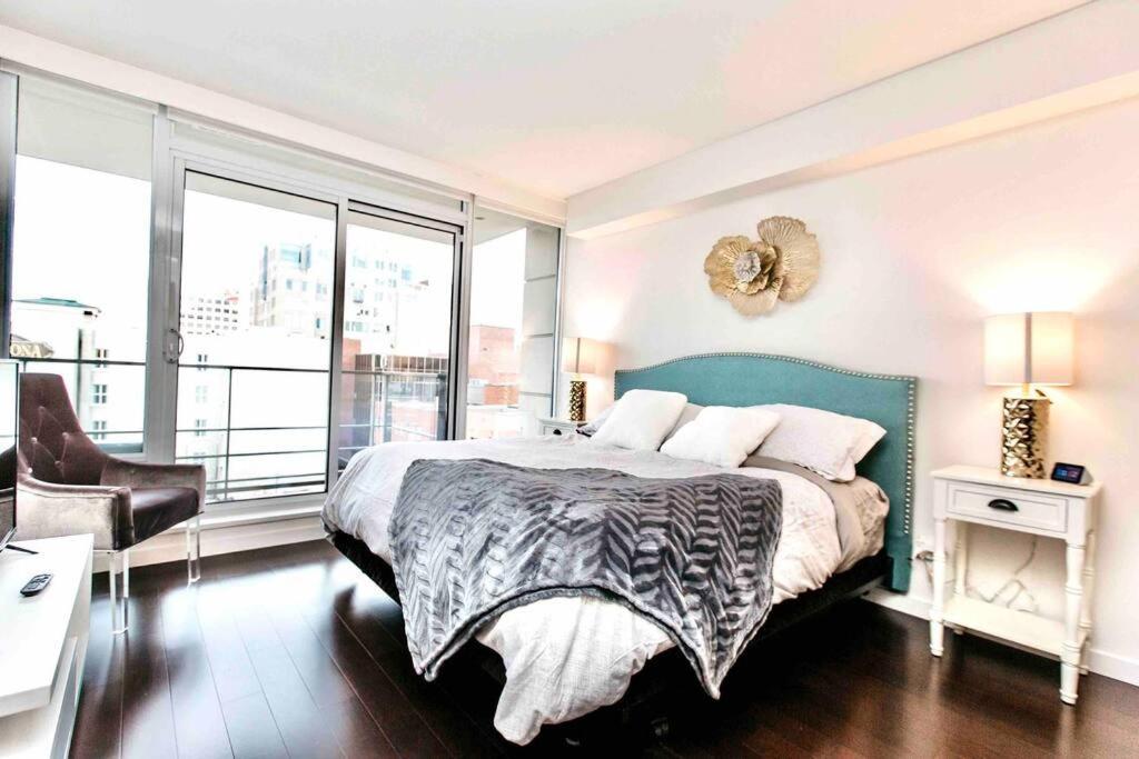Victoria'S Best Location 2 Bedroom Luxe Condo Esterno foto