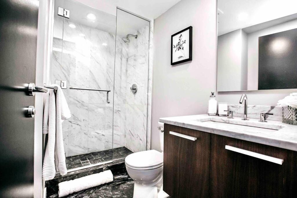 Victoria'S Best Location 2 Bedroom Luxe Condo Esterno foto