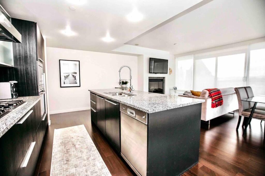 Victoria'S Best Location 2 Bedroom Luxe Condo Esterno foto